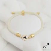 Burca Özel Yuvarlak Figürlü Beyaz Örgü İpli 14 Ayar Altın Plakalı Hediye Bileklik-476 thumbnail 1