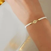 Harfe Özel 14 Ayar Altın Plakalı Yuvarlak Figürlü Beyaz Örgü İpli Hediye Bileklik-476 thumbnail 2