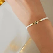 Sembole Özel Beyaz Örgü İpli 14 Ayar Altın Plakalı Yuvarlak Figürlü Hediye Bileklik-476 thumbnail 2