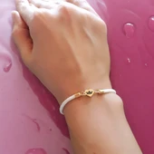 Sembole Özel Beyaz İpek Örgülü 14 Ayar Altın Plakalı Kalp Figürlü Hediye Bileklik-478 thumbnail 2