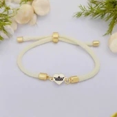 Sembole Özel Beyaz İpek Örgülü 14 Ayar Altın Plakalı Kalp Figürlü Hediye Bileklik-478 thumbnail 1