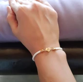 Harfe Özel 14 Ayar Altın Plakalı Kalp Figürlü Beyaz İpek Örgülü Hediye Bileklik-478 thumbnail 2