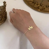 Sembole Özel Altın Renkli Zincirli 14 Ayar Altın Plakalı Taç Motifli Hediye Bileklik-492 thumbnail 3