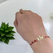 Sembole Özel Kırmızı Taş Desenli Zincirli 14 Ayar Altın Plakalı Taç Figürlü Hediye Bileklik-496 thumbnail 2