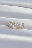Pirinç Gold Renk Zirkon Taşlı Kıvrımlı İnci Çiçek Küpe - TJ-BKP9277 - 2