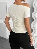 Kadın Kısa Kollu Tek Omuzu Açık Büzgülü Viskon Bluz thumbnail 4