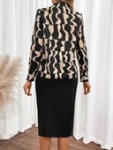 Kadın Uzun Kollu V Hakim Yakalı Desenli Dalgıç Bluz Ve önden Büzgülü Krep Ikili Takım thumbnail 4