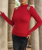 Kadın Uzun Kollu Omuz Dekolte Ve Aksesuar Detay Viskon Bluz thumbnail 7