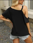 Kadın Tek Omuzu Açık Toka Detaylı Viskon Bluz thumbnail 2