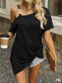 Kadın Tek Omuzu Açık Toka Detaylı Viskon Bluz thumbnail 3