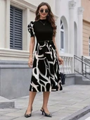 Kadın Kısa Kollu Yarı Balıkçı Yaka üst Viskon Alt Desenli Dokuma Midi Elbise thumbnail 3