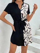 Kadın Kısa Kollu V Yakalı çift Renkli Desenli Beli Kuşaklı Atlas Elbise thumbnail 4