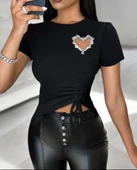Kadın Kısa Kollu Bisiklet Yaka Kalp Taş Detaylı Viskon Bluz thumbnail 3