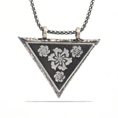 925 Ayar Gümüş Üçgen İçi Açılabilen Çiçek Muskalık Gümüş Kolye T6066 thumbnail 1