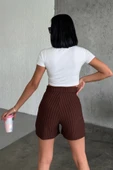Zarif Ve Şıklığı Bir Arada Sunan Yüksek Bel Krep Esnek Çimalı Çizgili Şort Kahverengi thumbnail 4
