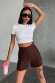 Zarif Ve Şıklığı Bir Arada Sunan Yüksek Bel Krep Esnek Çimalı Çizgili Şort Kahverengi thumbnail 2