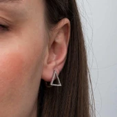 Gümüş Beyaz Taşlı Üçgen Küpe thumbnail 4