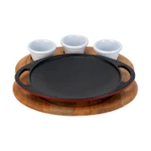 Lava Döküm Yuvarlak Saç Kavurma Tavası Döküm Demir Yekpare Çift Kulplu Kayın Servis Ahşabı Çap(Ø)20cm. (Sos kapları dahil değildir)-Bordo thumbnail 1