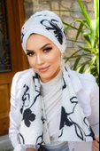 Beyaz Siyah Yaprak Desen Fularlı Bone thumbnail 1