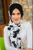 Beyaz Siyah Yaprak Desen Kelebek Model Büzgülü Bone Şal thumbnail 2