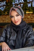 Siyah Kırmızı Kazayağı Desen Tesettür Şapka thumbnail 2