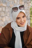 Kırık Beyaz Atkılı Tesettür Şapka thumbnail 3