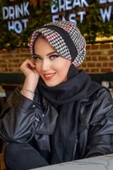 Siyah Kırmızı Kazayağı Desen Tesettür Şapka thumbnail 1