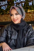 Siyah Kırmızı Kazayağı Desen Tesettür Şapka thumbnail 3