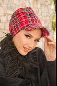 Kırmızı Ekose Desen Tesettür Şapka thumbnail 2
