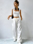 Kadın Beyaz Kare Yaka Kalınlaşan Omuz Detaylı Crop Top Bluz thumbnail 7