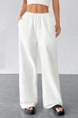 Kadın Beyaz Bol Kesim Cepli Geniş Paça Dökümlü Pantolon thumbnail 1