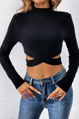 Kadın Siyah Çapraz Bel Detaylı Dik Yaka Uzun Kol Crop Top Bluz thumbnail 1