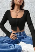 Kadın Siyah Uzun Kollu Agraflı Göğüs ve Göbek Dekolteli Crop Top Bluz thumbnail 5