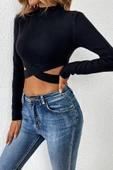 Kadın Siyah Çapraz Bel Detaylı Dik Yaka Uzun Kol Crop Top Bluz thumbnail 4