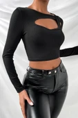 Kadın Siyah Göğüs Dekolteli Çapraz Askılı Uzun Kollu Crop Top Bluz thumbnail 3