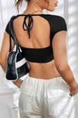 Kadın Siyah Sırt Dekolteli ve Boyundan Bağlamalı Yarım Kol Crop Top Bluz thumbnail 1