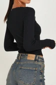 Kadın Siyah Kare Yaka Dantelli Uzun Kollu Crop Top Bluz thumbnail 2