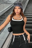 Kadın Beyaz Siyah Çift Renk Çapraz Askılı Crop Top Bluz thumbnail 4