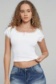 Kadın Beyaz Göğsü ve Kolları Dantelli Fiyonklu Kısa Kol Crop Top Bluz thumbnail 5