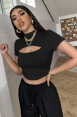 Kadın Siyah Göğüs Dekolteli Yarım Kollu Cut Out Crop Top Bluz thumbnail 1