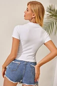 Kadın Beyaz Yarım Fermuarlı ve Kısa Kollu Crop Top Bluz thumbnail 2