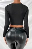 Kadın Siyah Göğüs Dekolteli Çapraz Askılı Uzun Kollu Crop Top Bluz thumbnail 2