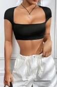 Kadın Siyah Sırt Dekolteli ve Boyundan Bağlamalı Yarım Kol Crop Top Bluz thumbnail 4
