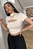 Kadın Ekru Göğüs Dekolteli Yarım Kollu Cut Out Crop Top Bluz thumbnail 1
