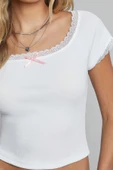 Kadın Beyaz Göğsü ve Kolları Dantelli Fiyonklu Kısa Kol Crop Top Bluz thumbnail 7