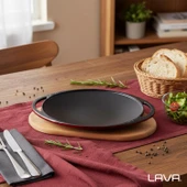 Lava Döküm Yuvarlak Saç Kavurma Tavası Döküm Demir Yekpare Çift Kulplu Kayın Servis Ahşabı Çap(Ø)28cm.-Bordo thumbnail 7