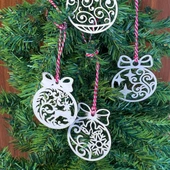 10 Parça Kırmızı Beyaz İpli Fiyonk Model Ahşap Yılbaşı Ağaç Süsü (5250) - 4