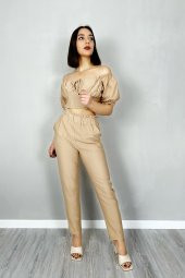 GO ON OUTFIT Kadın  Arka Gipeli Kayık Yaka Crop Üst Ve Beli Büzgülü Pantolon Bej Takım GOON78 - 1