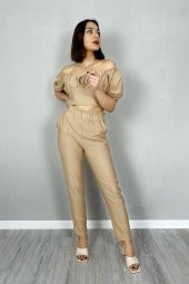 GO ON OUTFIT Kadın  Arka Gipeli Kayık Yaka Crop Üst Ve Beli Büzgülü Pantolon Bej Takım GOON78 - 3