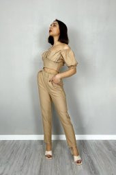 GO ON OUTFIT Kadın  Arka Gipeli Kayık Yaka Crop Üst Ve Beli Büzgülü Pantolon Bej Takım GOON78 - 5